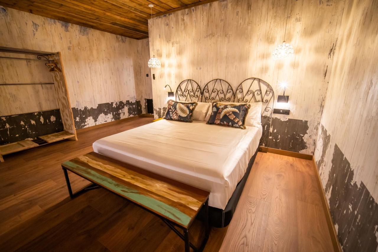Hotel Somnifabrik วาลเดร์โรเบรส ภายนอก รูปภาพ